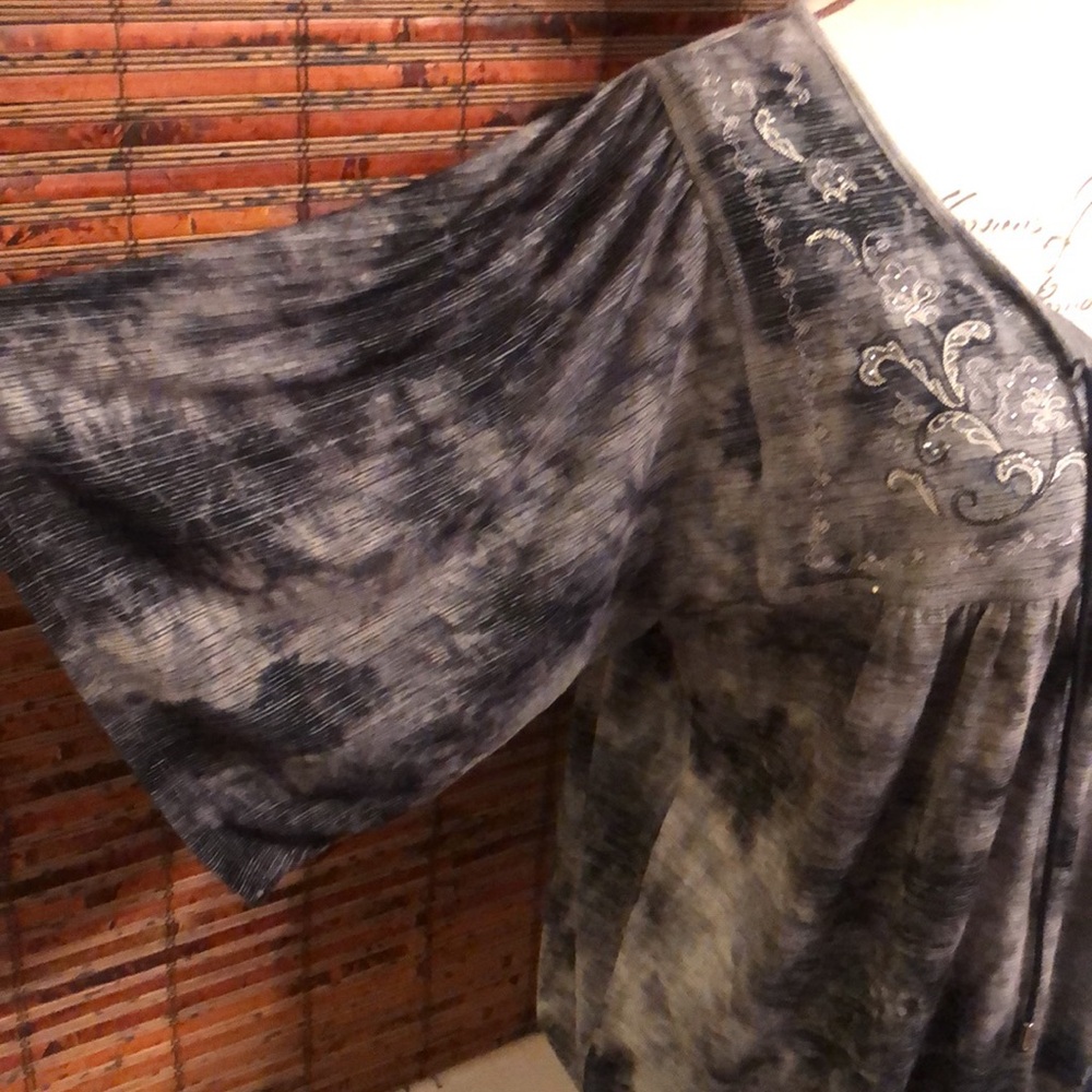 ❤️5 for $20❤️ONE WORLD Gray and Black Embroidered Top - Picture 2 of 4